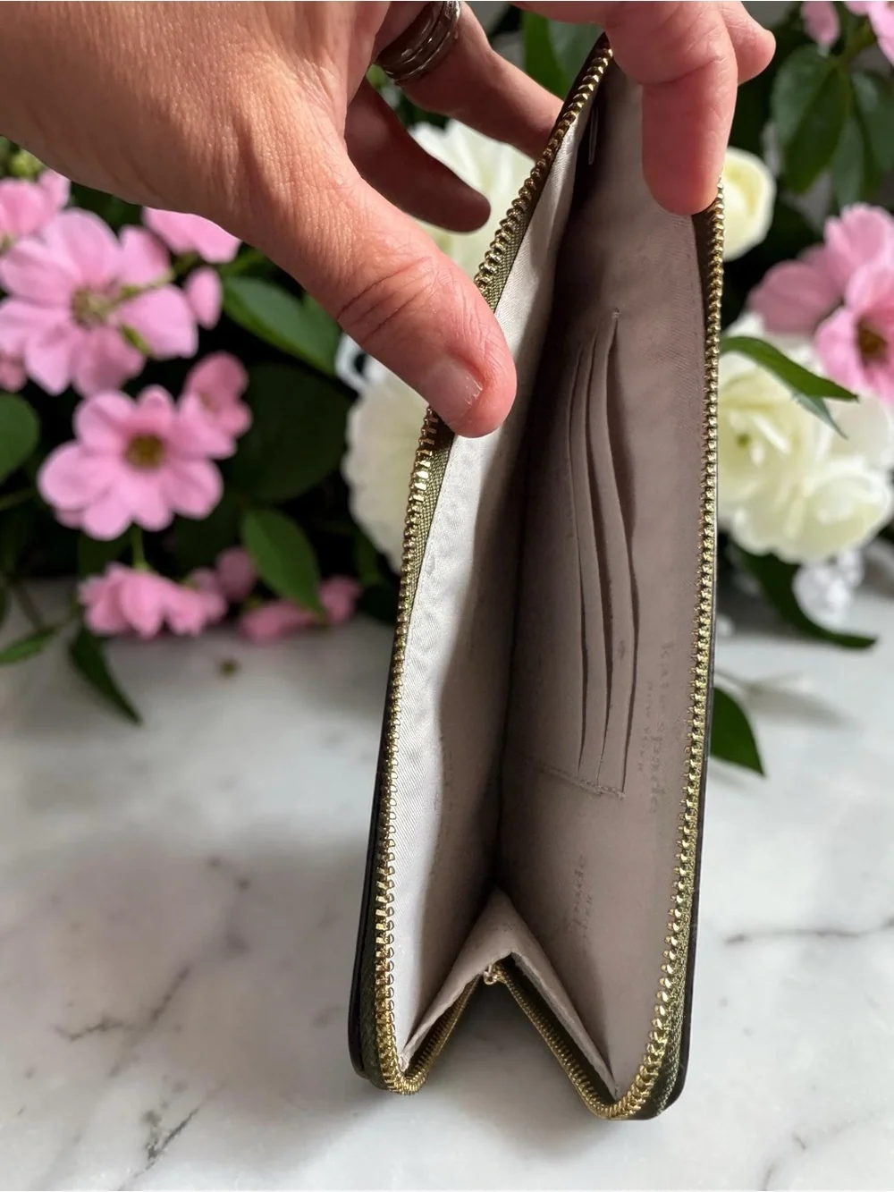 Kate Spade New York Lucy Medium L-Zip Wristlet NWT
